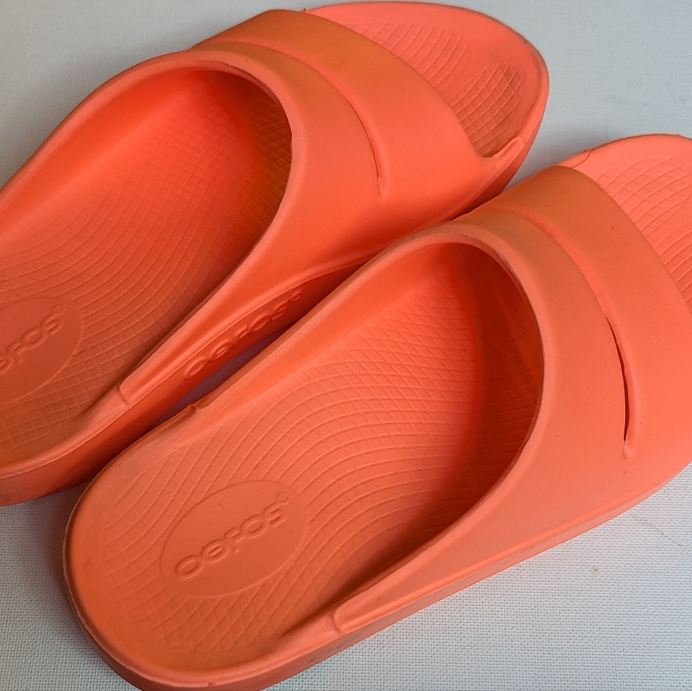 Oofos Ooahh Recovery Slides Women's 8, Men's 6, EU 39